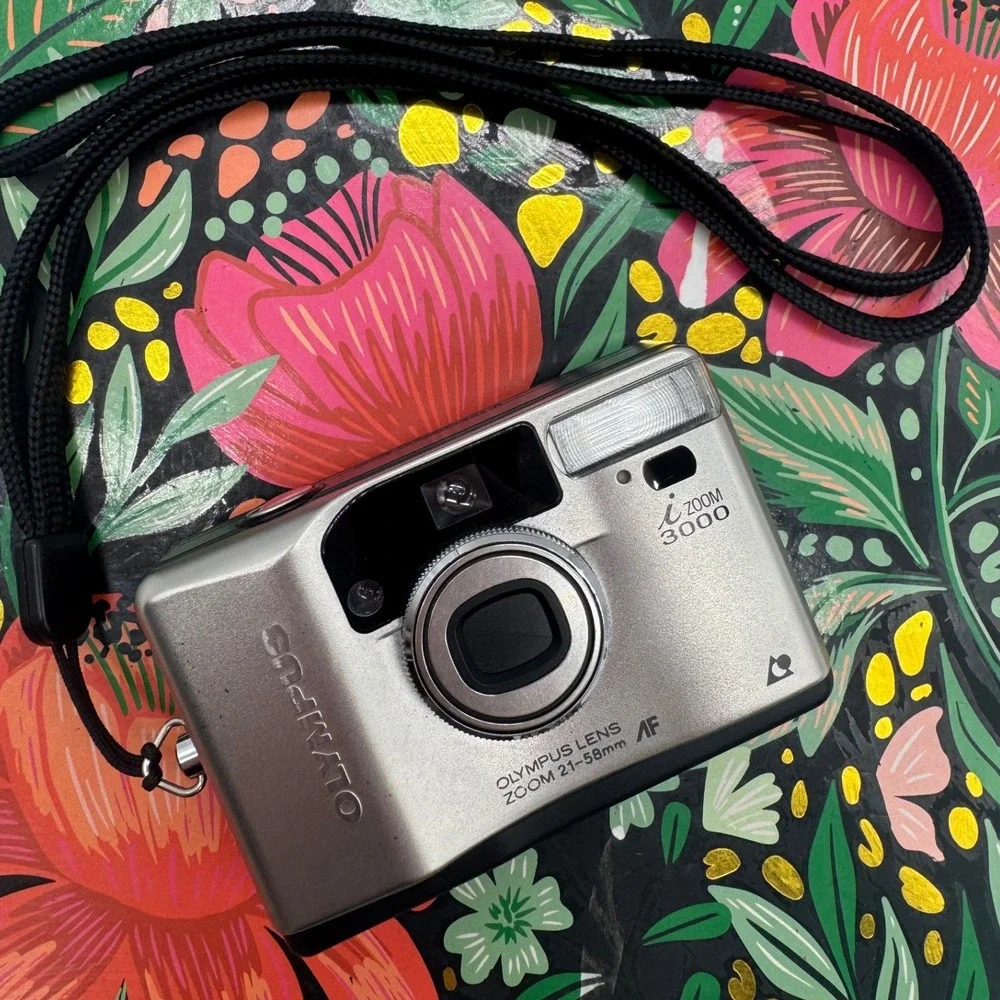 Olympus i Zoom 3000 APS Film Camera 21-58mm AF Quartzdate Silver with Case